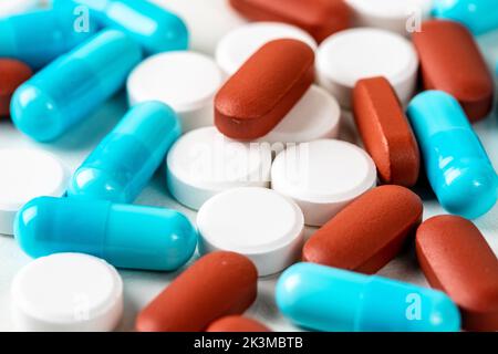 Un primo piano di diversi tipi di farmaci sul tavolo. Concetto di trattamento medico, assistenza sanitaria. Foto Stock