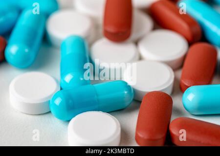 Un primo piano di diversi tipi di farmaci sul tavolo. Concetto di trattamento medico, assistenza sanitaria. Foto Stock