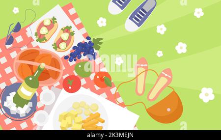 Picnic cibo, vista dall'alto vettore illustrazione. Pranzo del fine settimana con cartoni animati in giardino estivo o primaverile, bottiglia di vino e formaggio, frutta e panini su tovaglia a scacchi, sfondo per feste da picnic all'aperto Illustrazione Vettoriale