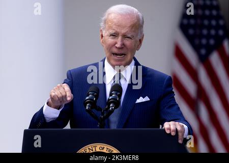 Washington, Stati Uniti. 27th Set, 2022. Il presidente DEGLI STATI UNITI Joe Biden fa le sue osservazioni in un evento tenuto per discutere il suo administrationÕs obiettivo di ridurre i costi sanitari e proteggere e rafforzare Medicare e la sicurezza sociale, nel Rose Garden della Casa Bianca a Washington, DC, USA, 27 settembre 2022. Credit: Sipa USA/Alamy Live News Foto Stock