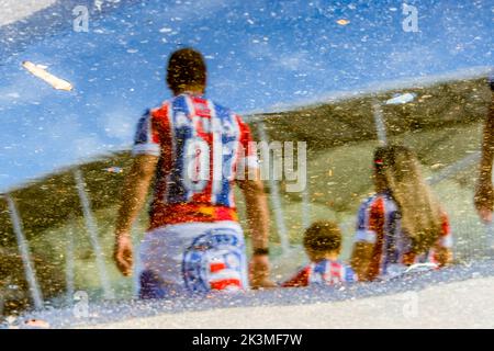 Salvador, Bahia, Brasile - 01 aprile 2018: Tifosi della squadra di calcio di Esporte Clube Bahia, visto attraverso il riflesso dell'acqua nel vicinit Foto Stock