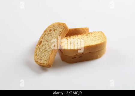 Crunchy Rusk o toast per una vita sana. Un pezzo di pane marrone biscotto isolato su uno sfondo bianco Foto Stock