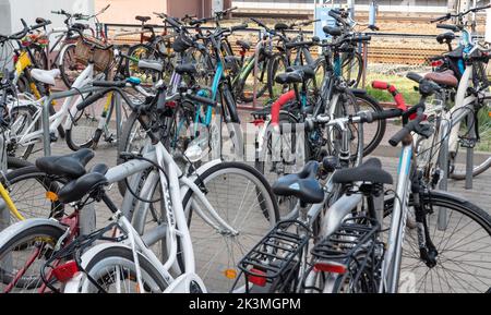 Legionowo, Polonia - 27 giugno 2022: Biciclette alla stazione ferroviaria di Legionowo. Parcheggio per biciclette presso la stazione ferroviaria. Foto Stock