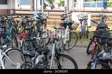 Legionowo, Polonia - 27 giugno 2022: Biciclette alla stazione ferroviaria di Legionowo. Parcheggio per biciclette presso la stazione ferroviaria. Foto Stock