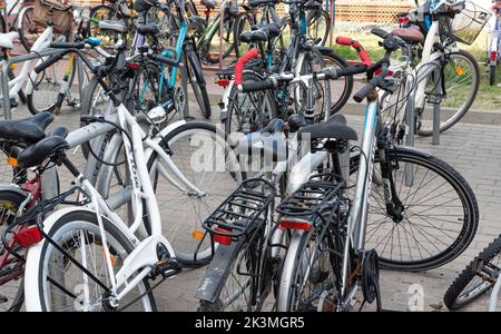 Legionowo, Polonia - 27 giugno 2022: Biciclette alla stazione ferroviaria di Legionowo. Parcheggio per biciclette presso la stazione ferroviaria. Foto Stock