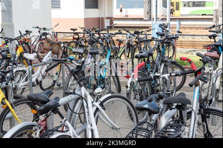 Legionowo, Polonia - 27 giugno 2022: Biciclette alla stazione ferroviaria di Legionowo. Parcheggio per biciclette presso la stazione ferroviaria. Foto Stock