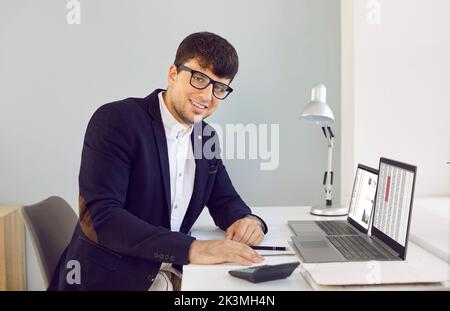 Ritratto di consulente finanziario maschile che lavora all'analisi dei dati contabili aziendali. Foto Stock
