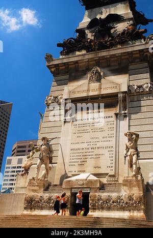 I visitatori entrano nel Soldiers and Sailors Monument nel centro di Indianapolis, Indiana, in cerca di un ascensore fino alla cima del monumento Foto Stock