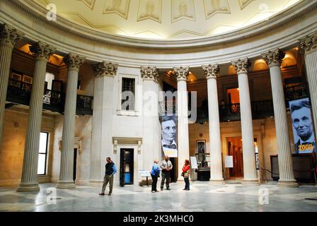 Le persone visitano l'interno del Federal Hall National Monument, dove George Washington prese il giuramento della Presidenza, a New York City Foto Stock