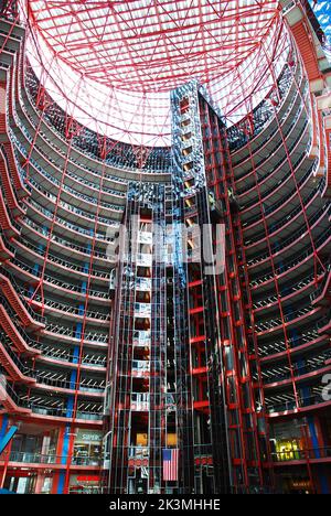 Il Thompson Transportation Center, a Chicago, ha un atrio a più piani e una lobby circondata da uffici Foto Stock