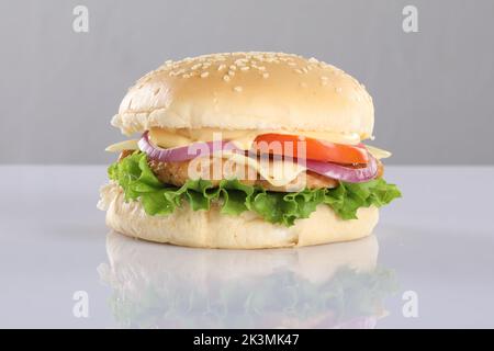 CROCCANTE POLLO CHEESY PATTY BURGER SU SFONDO BIANCO Foto Stock