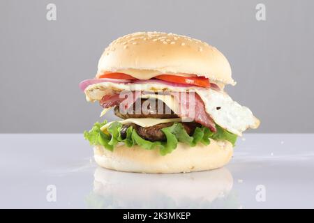 CROCCANTE POLLO CHEESY PATTY BURGER SU SFONDO BIANCO Foto Stock