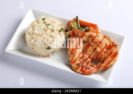 Riso fritto al pollo Schezwan in ciotola bianca isolata su fondo bianco. Il riso Szechuan è un piatto di cucina indo-cinese con peperoni, fagiolini, auto Foto Stock