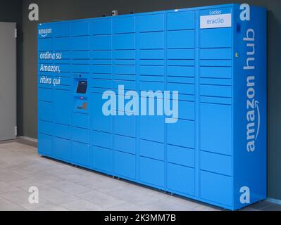 TORINO, ITALIA - CIRCA SETTEMBRE 2022: Amazon hub Locker Foto Stock