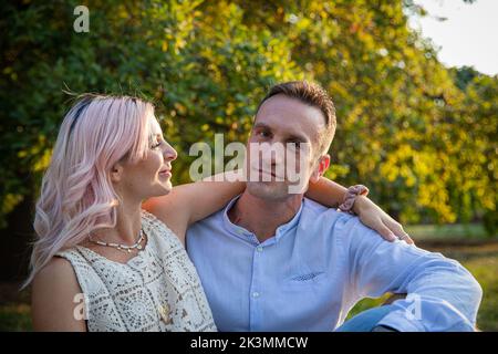 Bella coppia amorevole abbracciato stand fermo durante una passeggiata nel parco. Foto Stock