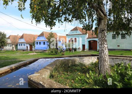 Il villaggio sassone rurale di Viscri in Transilvania, dove il principe Carlo, ora re, possiede una proprietà per contribuire a garantire il suo futuro sostenibile, in Romania Foto Stock