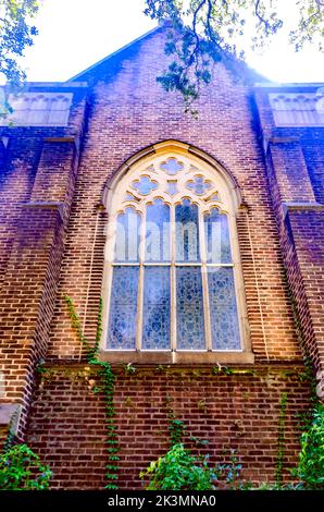 La chiesa metodista unita di SpringHill Avenue è nella foto, 24 settembre 2022, a Mobile, Alabama. La chiesa gotica inglese Revival fu costruita nel 1952. Foto Stock