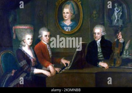 WOLFGANG AMADEUS MOZART (1756-1791) compositore austriaco con sua sorella Maria Anna e padre Leopold nel 1780. Il ritratto sul muro è sua madre Anna Maria, morta nel 1778. Foto Stock
