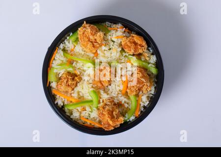 Riso fritto al pollo Schezwan in ciotola bianca isolata su fondo bianco. Il riso Szechuan è un piatto di cucina indo-cinese con peperoni, fagiolini, auto Foto Stock