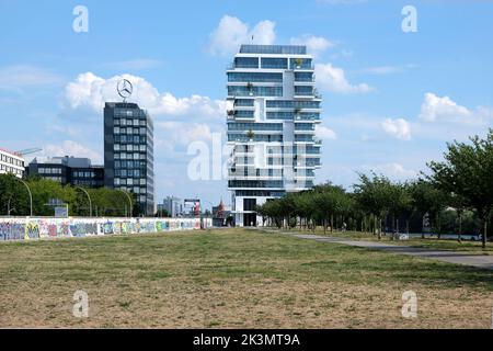 Berlino, Germania, 29 luglio 2022, vista sul parco del fiume Sprea fino alla costruzione di OSF Digital Germany GmbH con sede a Daimler AG Foto Stock