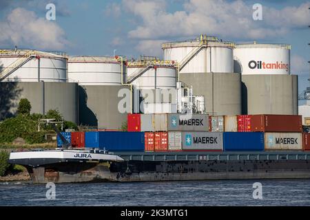 Porti di Duisburg, azienda petroliaria di Oiltanking Deutschland GmbH, grandi serbatoi per carburanti e oli vegetali, sul Reno, autocisterna, Duisburg, NRW, Germania Foto Stock