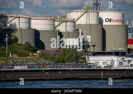 Porti di Duisburg, azienda petroliaria di Oiltanking Deutschland GmbH, grandi serbatoi per carburanti e oli vegetali, sul Reno, autocisterna, Duisburg, NRW, Germania Foto Stock