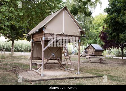 Campeggio con tende su palafitte in affitto, Doue-la-Fontaines, Francia Foto Stock