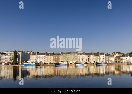 Barche da pesca nel porto di Cherbourg, Francia Foto Stock