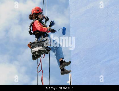 Irina Gola ad alta velocità ha fatto un tuffo con diverse migliaia di litri di vernice mentre svolge un lavoro torreggiante con una differenza, trasformando l'edificio più alto fuori Londra da bianco a blu e oro. Irina fa parte di un esercito di pittori che hanno elaborato per trasformare la Spinnaker Tower alta 560ft a Port Smouth nei colori dei nuovi sponsor, Emirates Airlines. La colorazione è stata oggetto di polemiche perché i colori della compagnia aerea sono oro e rosso e la torre doveva essere dipinta rosso e oro fino a quando una petizione di protesta online non ha raccolto 10.000 firme. E Foto Stock