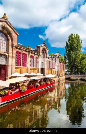 Esterno del mercato di Marché Couvert e la Petite Venise nel distretto di Fishmonger, Colmar, Francia Foto Stock