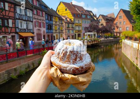 Kougelhopf torta da Marché couvert con la piccola Venezia sullo sfondo, Colmar, Francia Foto Stock