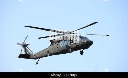 I soldati della Guardia Nazionale del Wisconsin del Battaglione del 1st, il reggimento dell'Aviazione del 147th e i soldati della Guardia Nazionale del Maryland del 175th Wing, 104th Fighter Squadron conducono la ricerca di combattimento e l'addestramento di salvataggio utilizzando i loro UH-60 Blackhawks e A-10 Thunderbolt II, rispettivamente, a Volk Field, Wisconsin il 13 settembre 2022. Ogni settembre, per quasi l'ultimo decennio, Volk Field e Hardwood Range ospitano questo evento formativo di quattro giorni con l'obiettivo di individuare un personale isolato e restituirlo in modo sicuro. (Foto della Guardia Nazionale del Wisconsin di staff Sgt. Collo ambrato) Foto Stock