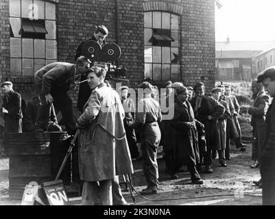 Il regista HUMPHREY JENNINGS (guardando attraverso la telecamera) e il cinematografo H.E. FOWLE sul posto impostato candido con i Villagers / Miners di Cwmgiedd, Galles durante le riprese del cortometraggio documentario IL VILLAGGIO SILENZIOSO 1943 regista / produttore HUMPHREY JENNINGS Crown Film Unit / Cecoslovacco Ministero degli Affari Esteri / Ministero dell'informazione / Federazione dei minatori del Galles del Sud Foto Stock