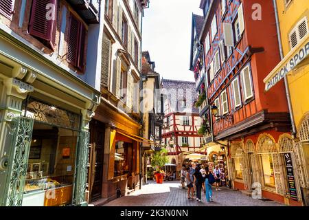 Negozi e case medievali in legno su Rue des Marchands, Colmar, Alsazia, Francia Foto Stock