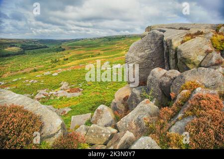 Burbage Edge è una scarpata in pietra grattugiata che domina il quartiere Burbage di Buxton nel Derbyshire, nel Peak District. La cima della collina è a 500 metri Foto Stock