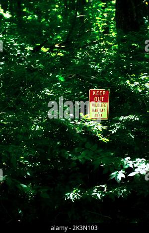 Uno scatto verticale di un cartello che indica "Wildlife Habitat Area" a Eagle Creek Park, Indianapolis. Foto Stock