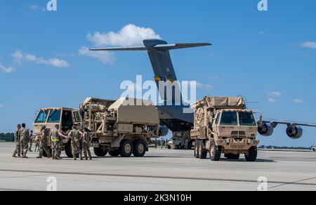 I membri del servizio statunitense dello Squadrone Airlift 16th e della Brigata artiglieria Air Defense 108th si preparano a caricare i veicoli su un Globemaster III C-17 come parte del programma Mission Oriented Trainer di Pope Army Airfield, North Carolina, 15 settembre 2022. Durante questo allenamento congiunto, Airmen e soldati hanno lavorato insieme per acquisire esperienza pratica nel caricare e legare veicoli su un C-17 Globemaster III (STATI UNITI Air Force foto di Airmen Caleb Parker) Foto Stock