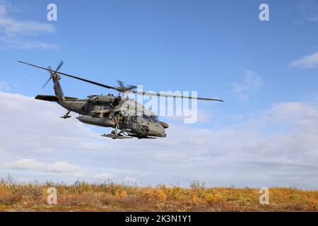 Alaska Army National Guard aviatori assegnati alla Joint Task Force – Aviazione partenza Bethel, Alaska, in un UH-60L Black Hawk elicottero per recuperare i membri del servizio da JTF – Bethel che stavano aiutando la comunità di Nightmute, Alaska, con la rimozione dei detriti tempesta come parte dell'operazione Merbok Response, 23 settembre 2022. Più di 130 membri della milizia organizzata dell'Alaska, che include i membri della Guardia Nazionale dell'Alaska, della forza di Difesa dello Stato dell'Alaska e della milizia Navale dell'Alaska, sono stati attivati a seguito di una dichiarazione di disastro rilasciata il 17 settembre dopo che i resti del tifone Merbok hanno causato le inondazioni drammatiche Foto Stock