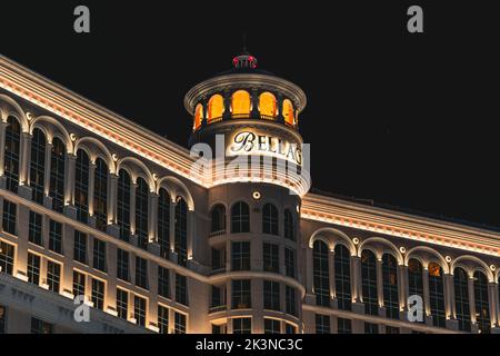 Una splendida vista sulla parte superiore del Bellagio Casino e Hotel illuminato dalle luci di notte Foto Stock