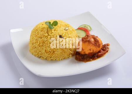 Vista dall'alto del piatto bengalese di khichdi o khichuri prodotto da una combinazione di lenticchie e riso insieme alle spezie indiane. Vista dall'alto. Chichuri di uovo. Pollo Khi Foto Stock