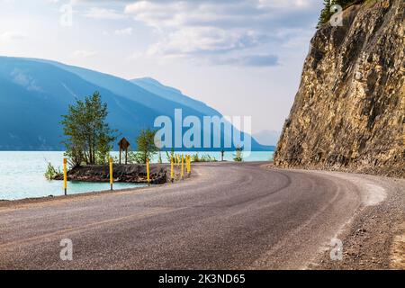 Alaska Highway lungo il lago Muncho, circondato dalle Montagne Rocciose canadesi; British Columbia; Canada Foto Stock