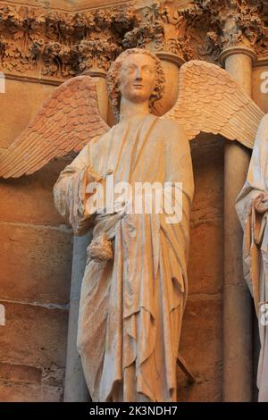 Statua di un angelo, scolpito tra il 1236-1245, sul portale nord della facciata ovest della Cattedrale di Reims (Marne), Francia Foto Stock