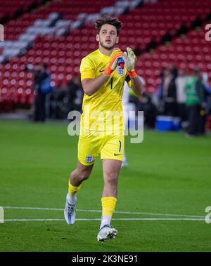 Sheffield, Regno Unito. 27th Set, 2022. James Trafford England Goalkeeper (1) durante la partita internazionale amichevole tra l'Inghilterra U-21 e la Germania U-21 a Bramall Lane, Sheffield, Inghilterra il 27 settembre 2022. Foto di Simon Hall. Solo per uso editoriale, licenza richiesta per uso commerciale. Non è utilizzabile nelle scommesse, nei giochi o nelle pubblicazioni di un singolo club/campionato/giocatore. Credit: UK Sports Pics Ltd/Alamy Live News Foto Stock