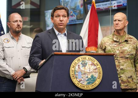 Tallahassee, Stati Uniti. 26th Set, 2022. Il Governatore della Florida Ron DeSantis, insieme al Direttore della FDEM Kevin Guthrie e al maggiore Generale della Guardia Nazionale James O. Eifert, tiene un briefing stampa lunedì 26 settembre 2022 a Tallahassee, Florida, Per aggiornare i residenti su Hurricane Ian. Foto di Robert Kaufmann/FEMA/UPI Credit: UPI/Alamy Live News Foto Stock