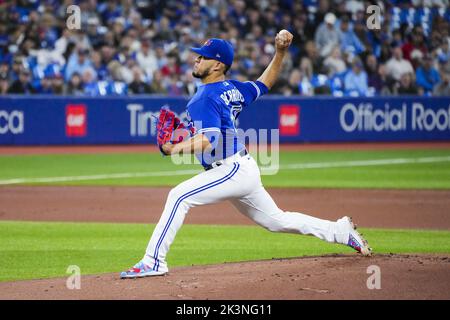 Toronto, Canada. 25th Set, 2022. Il lanciatore di Toronto Blue Jays Jose Berrios lancia il primo inning contro i New York Yankees al Rogers Centre di Toronto, Canada, lunedì 27 settembre 2022. Aaron Judge è una manche a casa lontano dal legare il record della lega americana e del randello di Yankees con 61 manches a casa regolato da Roger Maris. Foto di Andrew Lahodynskij/UPI Credit: UPI/Alamy Live News Foto Stock