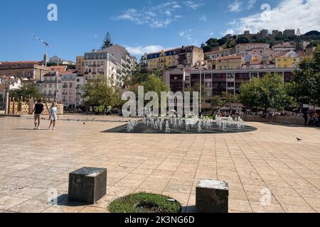 Gente che si aggrappa a Piazza Martim Moniz Foto Stock