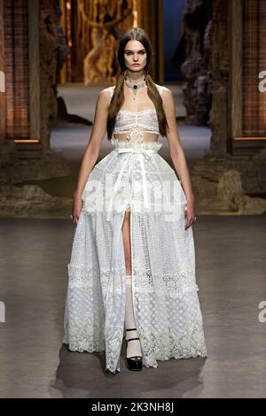 Parigi, Francia. 27th Set, 2022. Un modello presenta una creazione dalla collezione di abbigliamento pronta Primavera/Estate 2023 di Christian Dior durante la settimana della moda di Parigi, a Parigi, in Francia, il 27 settembre 2022. Credit: Piero Biasion/Xinhua/Alamy Live News Foto Stock