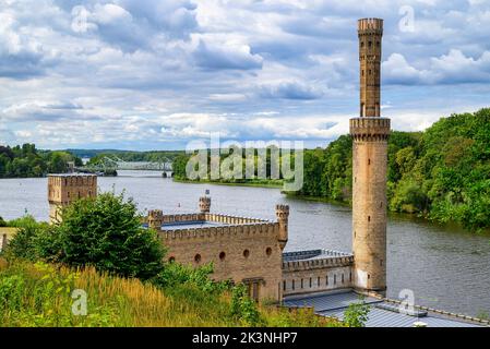 una vista sulla casa del motore a vapore nel parco babelsberg dal ponte di glienicker Foto Stock