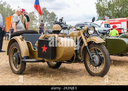 Giornata militare Hodonin - Panov. Attrezzatura militare storica e contemporanea motocicletta sovietica della seconda guerra mondiale Foto Stock