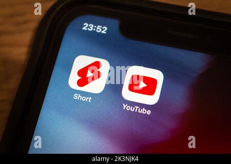 Vancouver, CANADA - Sep 27 2022 : icone di chiusura YouTube Shorts e YouTube app su un iPhone di umore oscuro. Breve concetto di social networking video. Foto Stock